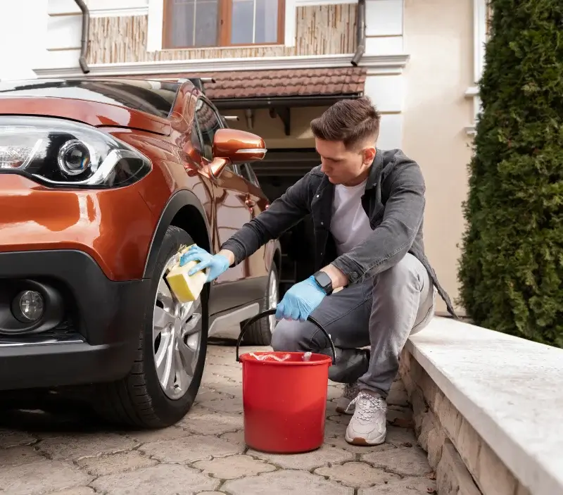 Lavage auto à domicile Sarriac-Bigorre : professionnel intervenant sur un véhicule